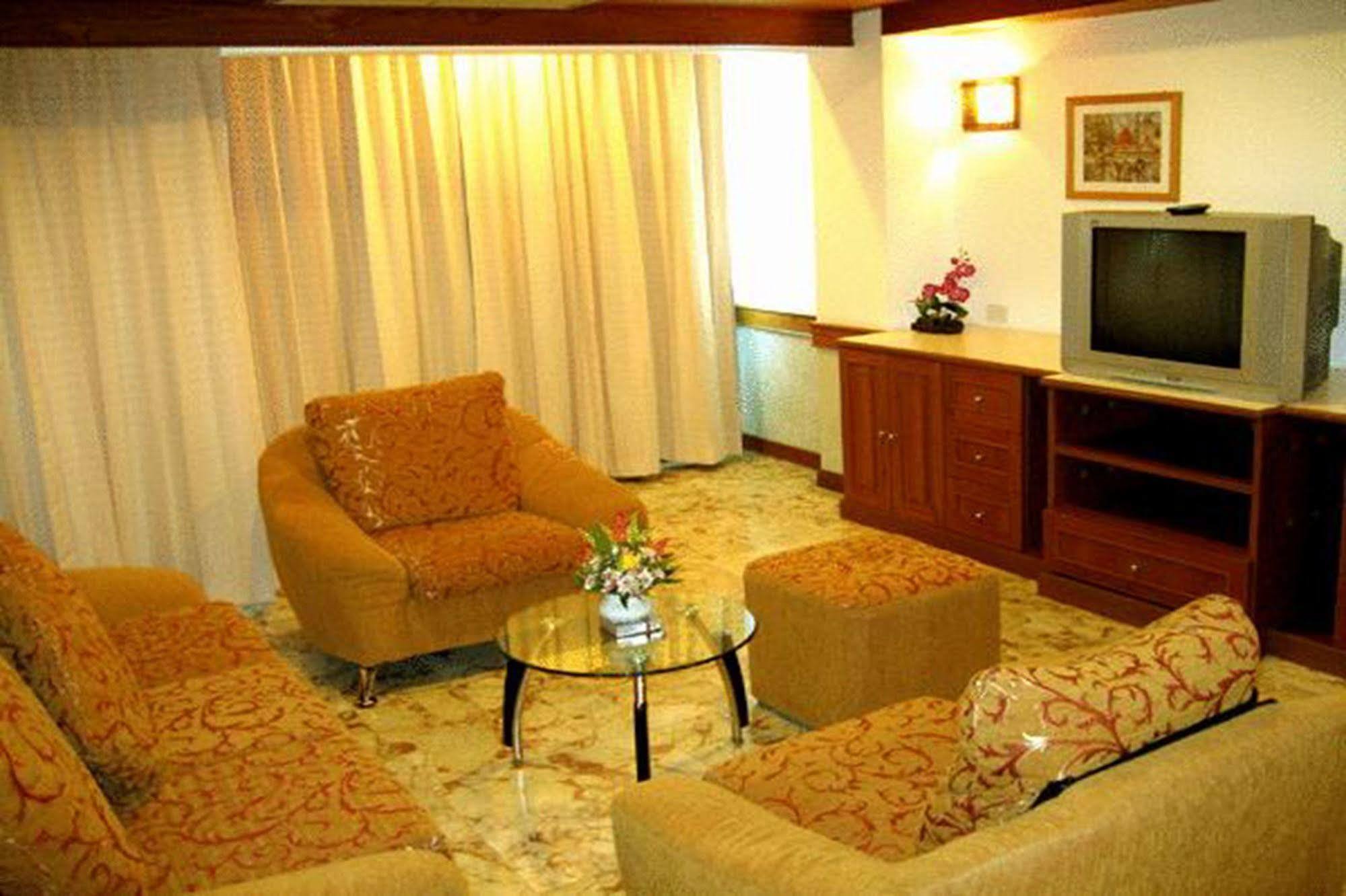 Raya Grand Hotel Nakhon Ratchasima Luaran gambar